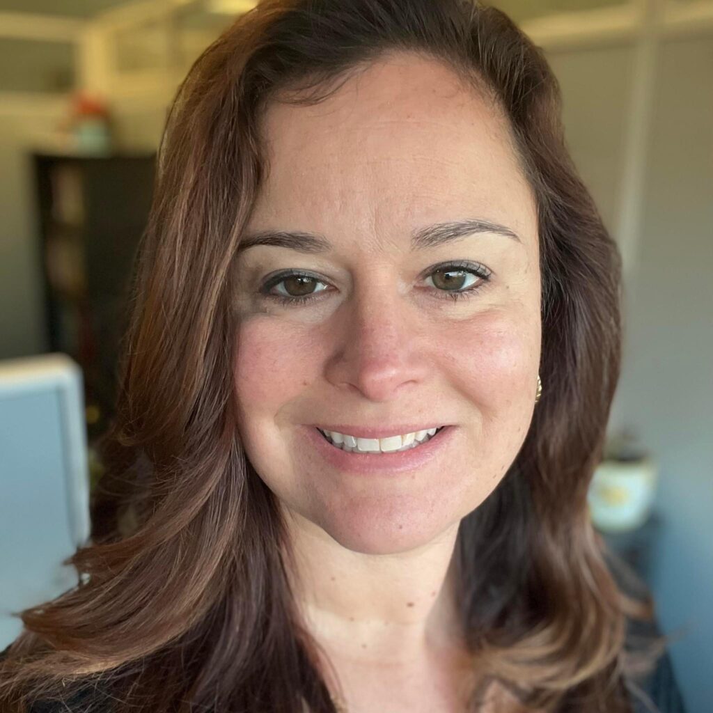 headshot of Donna
